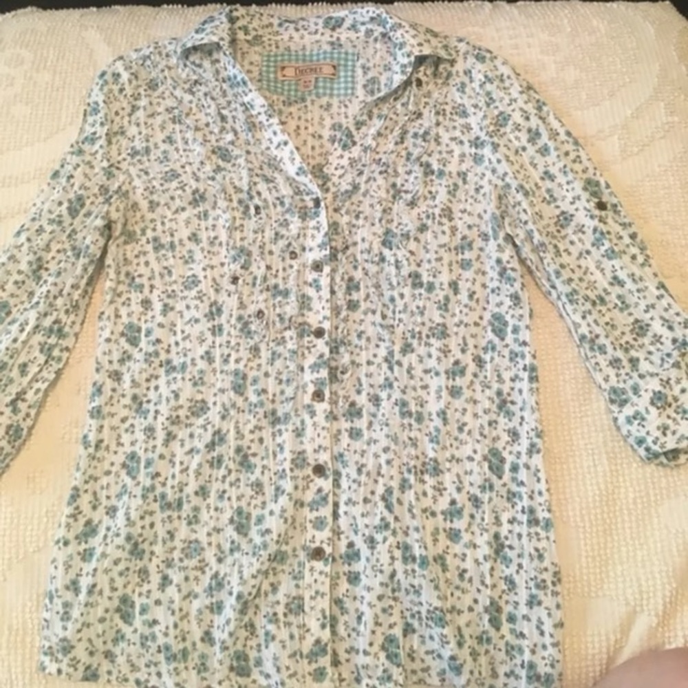 White turquoise floral print button down
